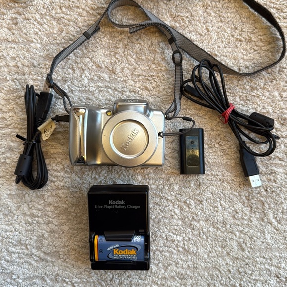 Vintage Kodak EasyShare Z612MP Zoom Digital Camera with/ Accessories - Picture 6 of 12